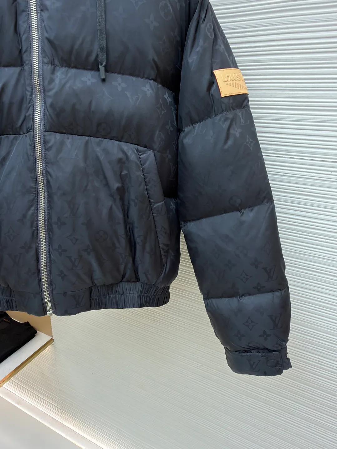 LOUIS VUITTON Presbyopia fleece lining cotton jacket ●Original version: Purchased and developed for 36500 ●Item number: 1680784-E10 ●Fabric: nylon fabric ●Technology: yarn-dyed jacquard production ●Version: fitted version ●Weight: about 1470 grams ●Size: 46-48-50-52 ●Description: The fabric is made of 75D nylon yarn-dyed jacquard fabric. We purchased a Y-version scanned pattern arrangement cycle to make a yarn-dyed pan head, and ordered weaving and dyeing of bulk fabrics. The bottom surface was painted to increase the feel of the fabric. The front panel + pocket double reduction pattern was cut by hand, and the back panel was centered to position the pattern. The inner lining is made of polyester lambswool fabric, and the inner liner is made of 32 0T anti-velvet gallbladder, machine-filled graphene fluffy cloud velvet material, infrared heat storage function, warmth retention ability comparable to down. The epaulettes, anti-slip buckles, and puller pendants are all made of real cowhide with three sets of embossing molds. The inside of the leather tag is filled with silicone material to create a three-dimensional letter effect. The overall wiring is straight and delicate, the fabric is comfortable and soft, and the color is consistent without color difference. It can be matched with the same style to create a fashionable look, and can be used in various occasions. Customized accessories, complete with three standards, same style for men and women!